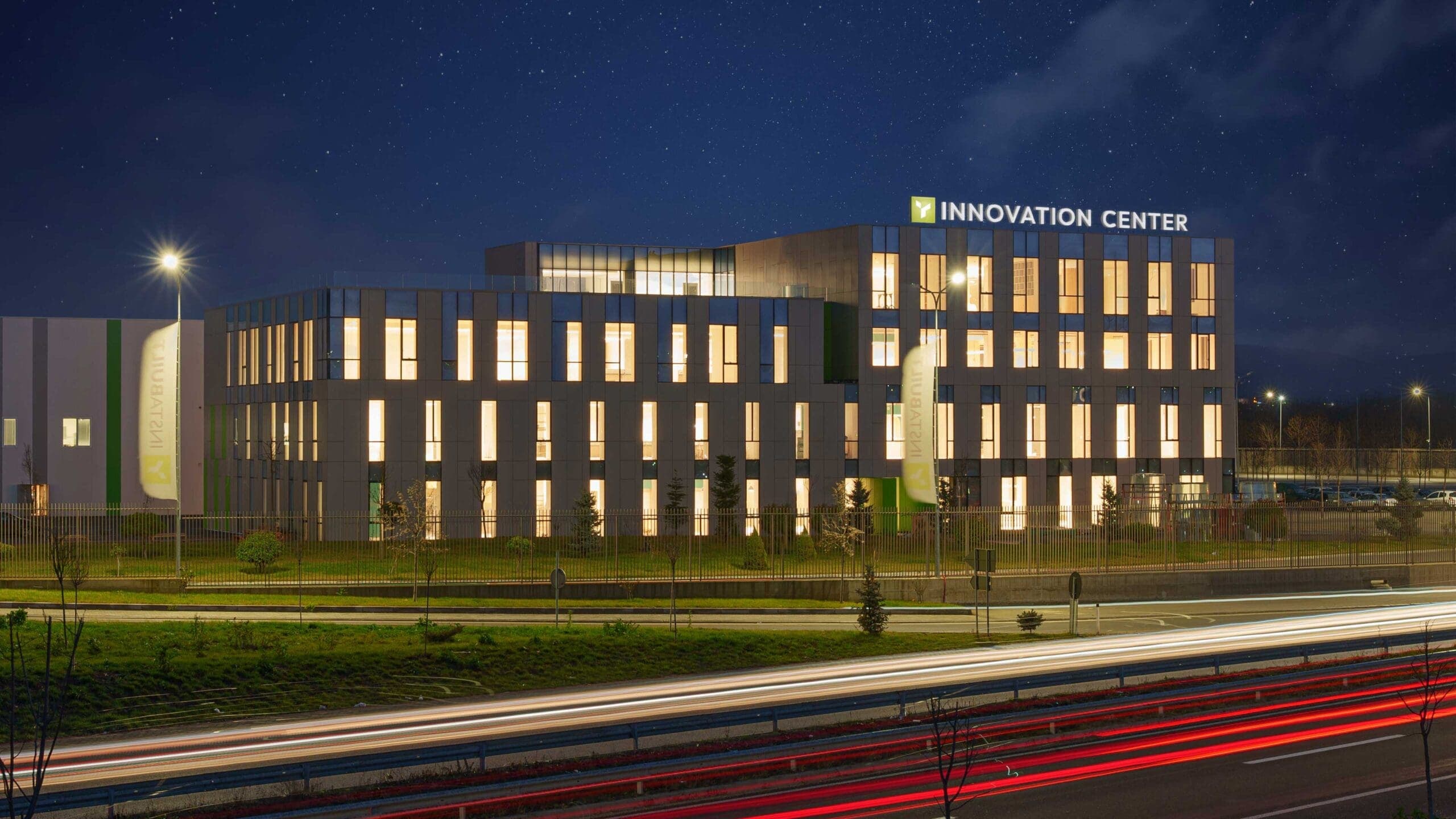 Außenansicht des InstaBuilt Innovation Centers als Video-Vorschaubild